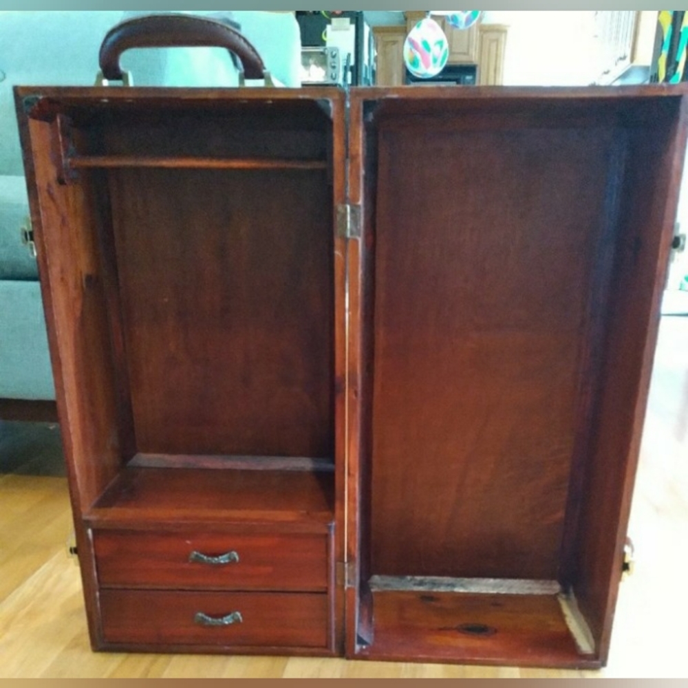 American Girl Doll	Samantha's Original Wooden Steamer Trunk with Hangers